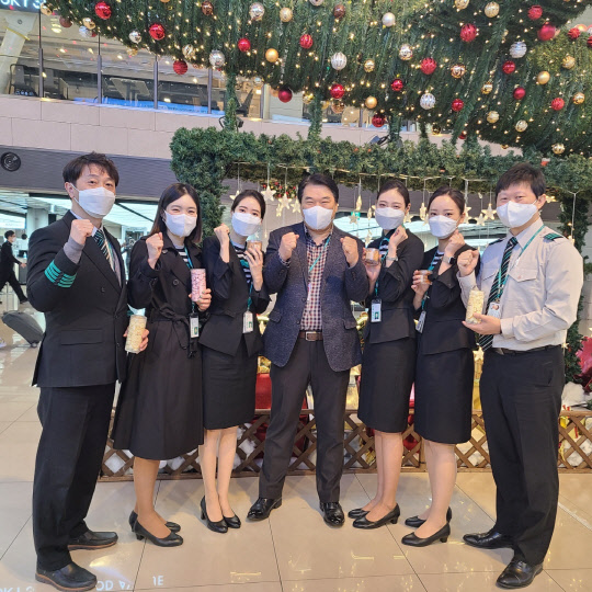 조진만(가운데) 에어서울 대표가 새해 첫 비행을 담당하는 운항 및 캐빈승무원들과 기념 촬영을 하고 있다. <에어서울 제공>